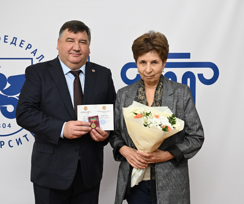 Урунова Р.Д. была награждена правительственной наградой